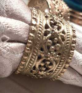 Anillo de Servilleta de Metal de Lujo, Diseño de Flor de Rosa Plana Dorada con Corte Láser, Decoración para Mesa de Boda, Anillo de Servilleta Dorado de Lujo - Product Image 4