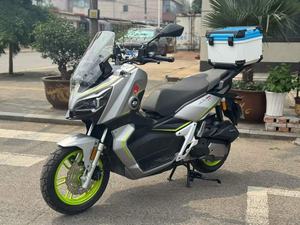 สกู๊ตเตอร์ระบายความร้อนด้วยน้ำ 150 ซีซี รุ่น High Demand 150 พร้อมเทคโนโลยี Power Zero Hybrid, ระบบเบรก ABS แบบสองช่องทาง และ TCS เหมาะสำหรับการเดินทางในเมือง - Product Image 1