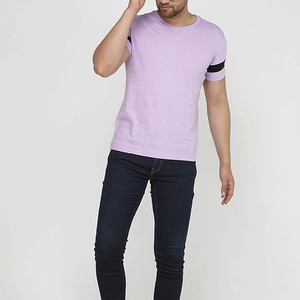 Camiseta de Manga Corta para Hombre, Color Morado Claro, con Ribete en Contraste Negro, Cuello Redondo, Estilo Casual, Tejido de Punto, Color Sólido - Product Image 4