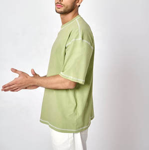 Camiseta moderna de corte holgado, tela de algodón premium y estilo streetwear, diseñada para comodidad diaria y un look atrevido. - Product Image 4