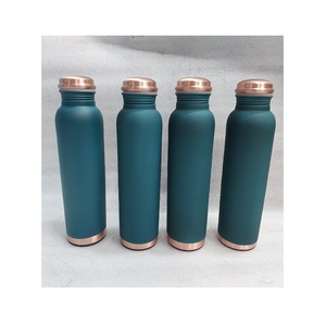 Bouteille d'eau en cuivre naturel, conçue pour une hydratation quotidienne saine et un style de vie inspiré de l'élégance et du bien-être. - Product Image 1