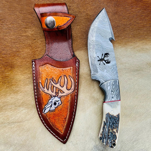 Cuchillo de caza OEM Wirecut de acero de Damasco, tipo Skinner, con mango de asta de ciervo, gancho para desollar, hoja fija, para camping, actividades al aire libre y EDC, con funda de cuero - Product Image 1
