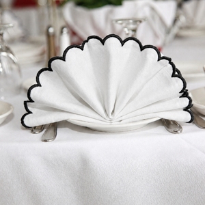 Serviette de table en coton noir premium à bords festonnés pour la décoration de table d'hôtel ou de restaurant - Product Image 5