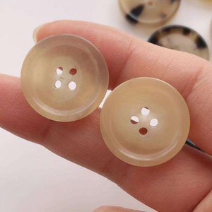 Botones de camisa de cuerno personalizados, ecológicos, naturales, de 4 agujeros, con parte trasera plana, hechos a mano, con decoración de malla, para coser, con revestimiento sostenible, al por mayor - Product Image 2