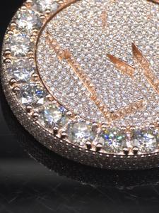 Colgante Giratorio Personalizado con Inicial de 2 Pulgadas, Letra Giratoria con Incrustaciones de Moissanita VVS1, Oro Rosa y Plata, Estilo Hip Hop, Proveedor Mayorista - Product Image 3