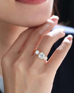 Anillo de compromiso y boda vintage de oro amarillo de 14K con diamante de corte cojín cultivado en laboratorio IGI, engaste de garras hecho a mano, banda de eternidad, para fiesta - Product Image 2