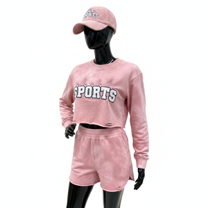 ชุดเซ็ตเสื้อครอปและกางเกงขาสั้นสำหรับผู้หญิง ผ้าคอตตอนผสมโพลีเอสเตอร์เนื้อฟลีซคุณภาพสูง 280 GSM สัมผัสนุ่ม สีชมพู แต่งโลโก้ด้วยเทคนิค Applique - Product Image 1