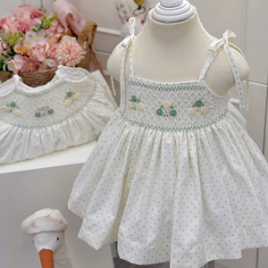 Robe décontractée pour bébé fille, en coton fleuri, broderie smockée faite à la main, aspect lin doux, production OEM au Vietnam - Product Image 1