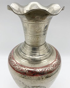 Vase décoratif en métal de style vintage pour événements à thème traditionnel et accent de table de chevet de chambre à coucher, provenant d'Inde - Product Image 2