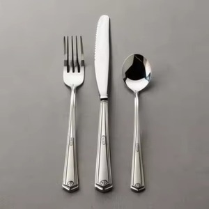 Juego de Cubiertos Metálicos para una Experiencia Gastronómica Elegante, para Hogares de Lujo y Espacios Comerciales - Product Image 1