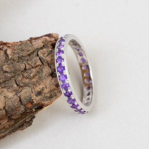 Anillo de Eternidad de Plata de Ley 925 Maciza para Mujer con Amatistas Engastadas en Pavé, Estilo Clásico, Joyería Fina para Uso Diario - Product Image 6