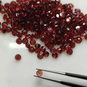 โกเมนสีแดงธรรมชาติ 3.75 มม. ทรงกลมเจียระไนแบบบริลเลียนท์ คุณภาพดีที่สุด พลอยเม็ดเดี่ยวสำหรับทำเครื่องประดับ - Product Image 4