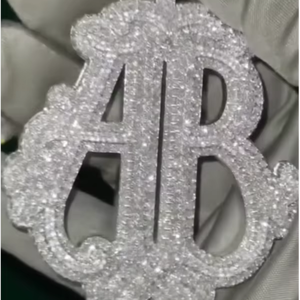 Nuevos Diseños de Joyería Hip Hop, Colgante de Letra 3D Personalizado en Plata de Ley 925 con Oro Blanco, Completamente Cubierto de Moissanita Esmeralda, Estilo Moderno - Product Image 1