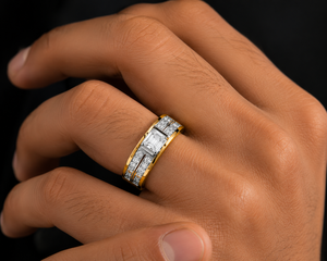 แหวนหมั้นผู้ชาย OEM ทองคำขาว 14K ทรงเหลี่ยมมรกต ดีไซน์ทันสมัย รับรองโดย IGI ชุบโรเดียม หรูหราสั่งทำพิเศษ - Product Image 4
