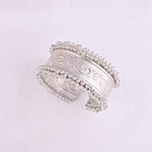 Bracelet ethnique orné de perles |   Bijoux indiens traditionnels en laiton plaqué argent - Product Image 1