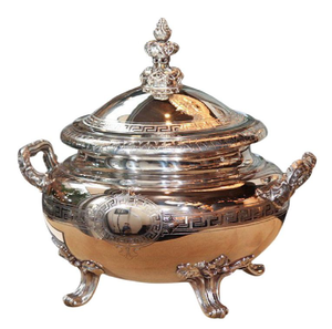 Sopera de plata pulida con borde de diseño griego y remate decorativo en forma de corona, disponible a precios de mayorista. - Product Image 1