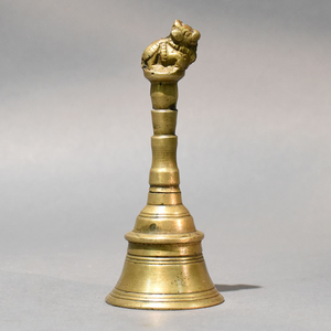 Campana tradicional de latón para puja con un pequeño adorno de toro sagrado esculpido en la parte superior, disponible a precios de mayorista. - Product Image 1
