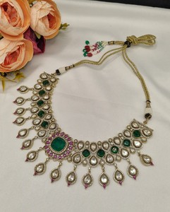 Conjunto de Joyería Tradicional para Boda, Collar con Piedras Kundan en Oro Antiguo Pulido, con Pendientes a Juego, Colección MaangTika - Product Image 2