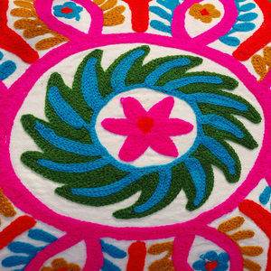 Housse de coussin carrée brodée Sujani multicolore de designer, 16x16 pouces, en coton avec bordure à pompons, style bohème - Product Image 2