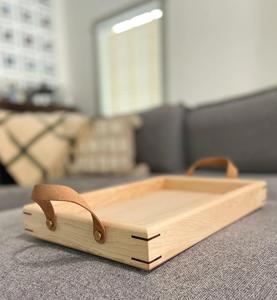 Bandeja de Servir Moderna de Madera Lacada en Color Arce con Asas de Cuero y Detalles en Nogal, Diseño Minimalista para Cocina o Escritorio, Multifuncional - Product Image 1