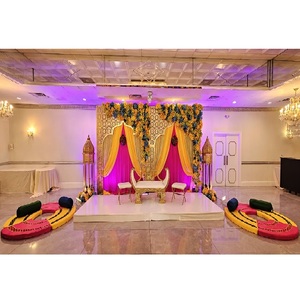 Décoration de scène éblouissante pour Mehndi et Sangeet, aménagement de cérémonie Heena avec décors métalliques découpés au laser style Mehrab, canapé de mariage haut de gamme - Product Image 1
