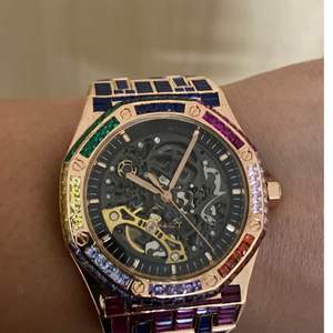 Reloj Unisex con Incrustaciones de Moissanita, con Fecha Automática, de Alta Calidad, con Diamantes Incoloros, al Mejor Precio al por Mayor - Product Image 3