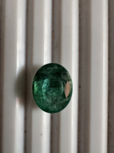 Piedra Preciosa Ovalada Verde Esmeralda de Lujo de 4.80 Quilates para Anillos, Colgantes y Joyería de Diseño, Venta al Por Mayor B2B - Product Image 3