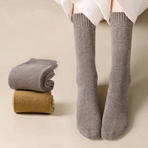 Chaussettes d'hiver épaisses pour femmes, chaussettes thermiques mi-mollet en tricot, chaussettes chaudes en tricot de couleur unie pour un usage quotidien en intérieur - Product Image 2