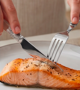 Ensemble de couverts élégants en métal avec poignées en plastique, finition miroir haute brillance, passe au lave-vaisselle, idéal pour les tables de mariage - Product Image 5