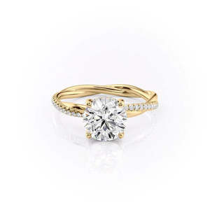 Anillo de Compromiso de Moissanita con Corte Redondo en Oro Amarillo con Banda de Diamantes y Diseño de Trenzado - Product Image 1