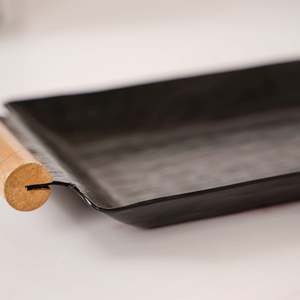 Plateau rectangulaire en métal poli avec poignée en bois, 19x6 pouces, en aluminium résistant à la rouille, construction durable, compatible lave-vaisselle, écologique - Product Image 5