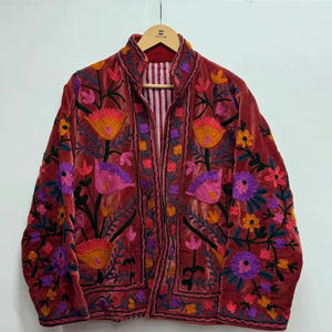 Chaqueta Suzani de Terciopelo Bordada a Mano: Abrigo Bohemio de Invierno - Product Image 1