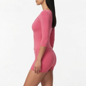 Ensemble de yoga rose 2 pièces pour femme, col rond, manches trois quarts, short taille haute, vêtements de sport sans couture - Product Image 3