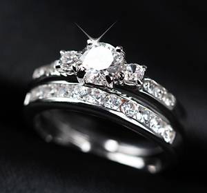 Bague solitaire en moissanite taille ronde sertie d'un demi-bague éternité en argent 925 original, bijou de fête raffiné et surprise - Product Image 5