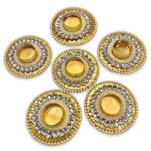 Porte-bougie rond en or avec un design perlé et orné de cristaux pour la décoration de la maison - Product Image 5