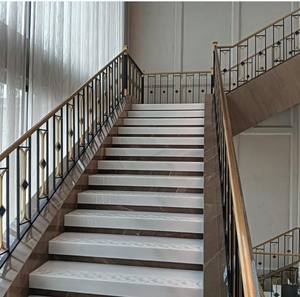 Rampe d'escalier intérieure haut de gamme en fer forgé noir et or avec éléments en laiton et marbre pour la vente en gros - Product Image 4