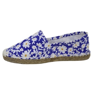 Espadrilles de style traditionnel pour femmes Conception d'impression de fleurs personnalisée Semelle intérieure en jute durable et respirante Chaussures à fermeture sans lacet - Product Image 1