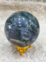 Bola batu akik Crazy Lace dengan pola bergelombang berwarna oranye krem dan abu-abu yang rumit, berbentuk bulat yang dipoles, dan unik.