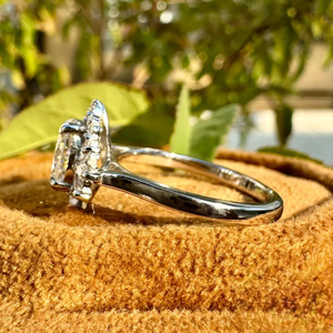 Anillo de halo ovalado de lujo con detalles de diamantes cultivados en laboratorio inspirados en hojas, diseño nupcial atemporal con brillo brillante. - Product Image 3