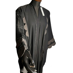 Dernière robe abaya moderne pour femmes musulmanes, style Moyen-Orient, en polyester fin et lisse, fabriquée au Pakistan - Product Image 1