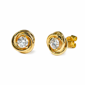 Boucles d'oreilles clous en or jaune 18 carats avec diamant de laboratoire gradué, motif nœud d'amour en spirale, 0,65 ct, taille ronde, bijoux fins - Product Image 1