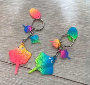 Llavero de regalo de recuerdo de animales del océano con logotipo personalizado Impresión UV Forma de Stingray 3D de plástico duradero - Product Image 5