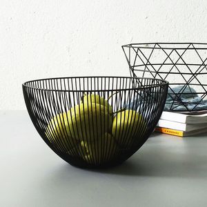Corbeille à fruits en métal au fini luxueux, idéale comme centre de table, avec une forme élégante et un design de rangement pratique - Product Image 1