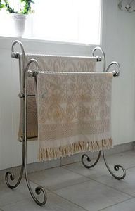 Porte-serviettes vintage en métal noir avec étagère inférieure, support autoportant, organisateur de salle de bain, structure décorative et durable - Product Image 4