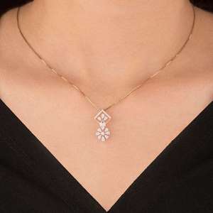 Collar con colgante floral geométrico para mujer, chapado en oro, estilo diamante elegante, joyería minimalista de lujo - Product Image 1