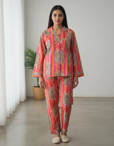 Exquisito Conjunto de Pijama de Algodón Estampado a Mano con Rayas Vibrantes en Naranja y Rosa, Motivos de Tigre, Lujoso, Artesanal, de Secado Rápido para Verano - Product Image 6