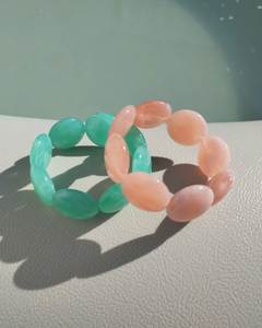 Bracelet perlé rose et blanc mignon pour femme, bijou tendance en résine acrylique et lucite sur cordon élastique pour soirée - Product Image 3