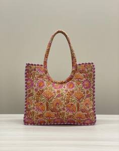 Sac fourre-tout matelassé en coton imprimé à la main : Sac de plage floral - Product Image 5