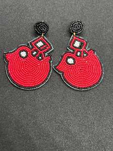 Pendientes de pájaro rojo con cuentas hechos a mano con contorno negro, joyería con temática animal - Product Image 4
