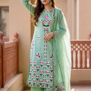Ensemble Kurti Palazzo Vertical Lourd avec Broderie, Travaux Cousus Main et Dupatta en Organza – Tenue Ethnique de Créateur pour Femme - Product Image 2
